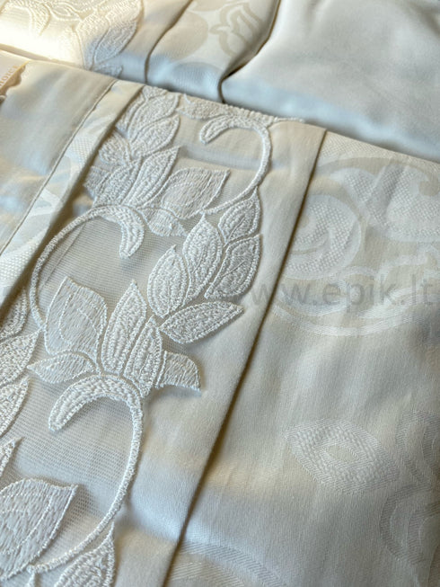 Prabangaus siuvinėto VIP satino "April Collection" patalynės komplektas, pieno balta